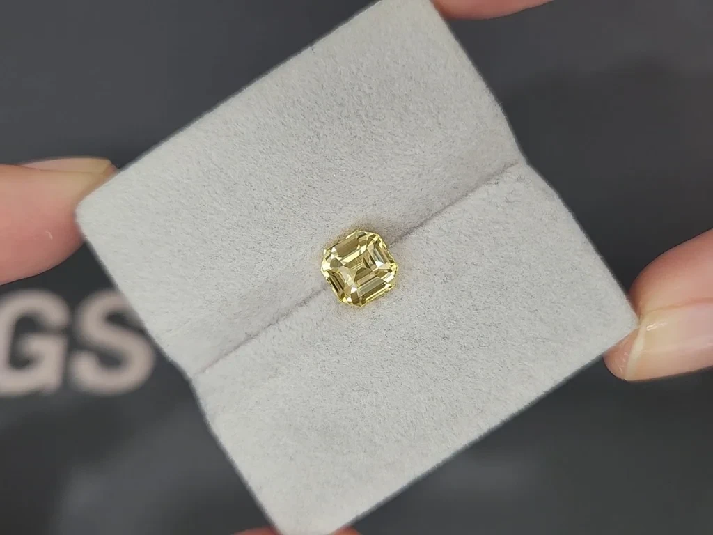 Негретый сапфир Vivid Yellow в огранке октагон 2,20 карат, Шри-Ланка Изображение №4