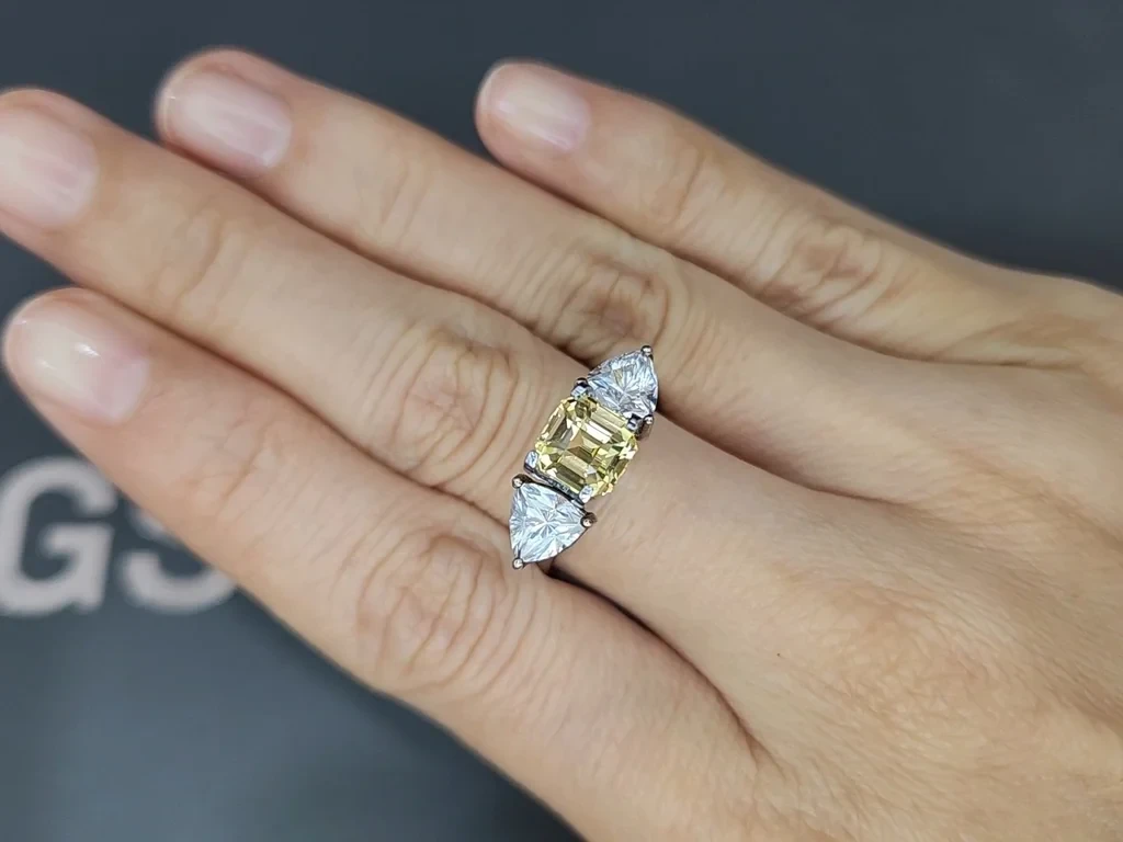 Негретый сапфир Vivid Yellow в огранке октагон 2,20 карат, Шри-Ланка Изображение №5