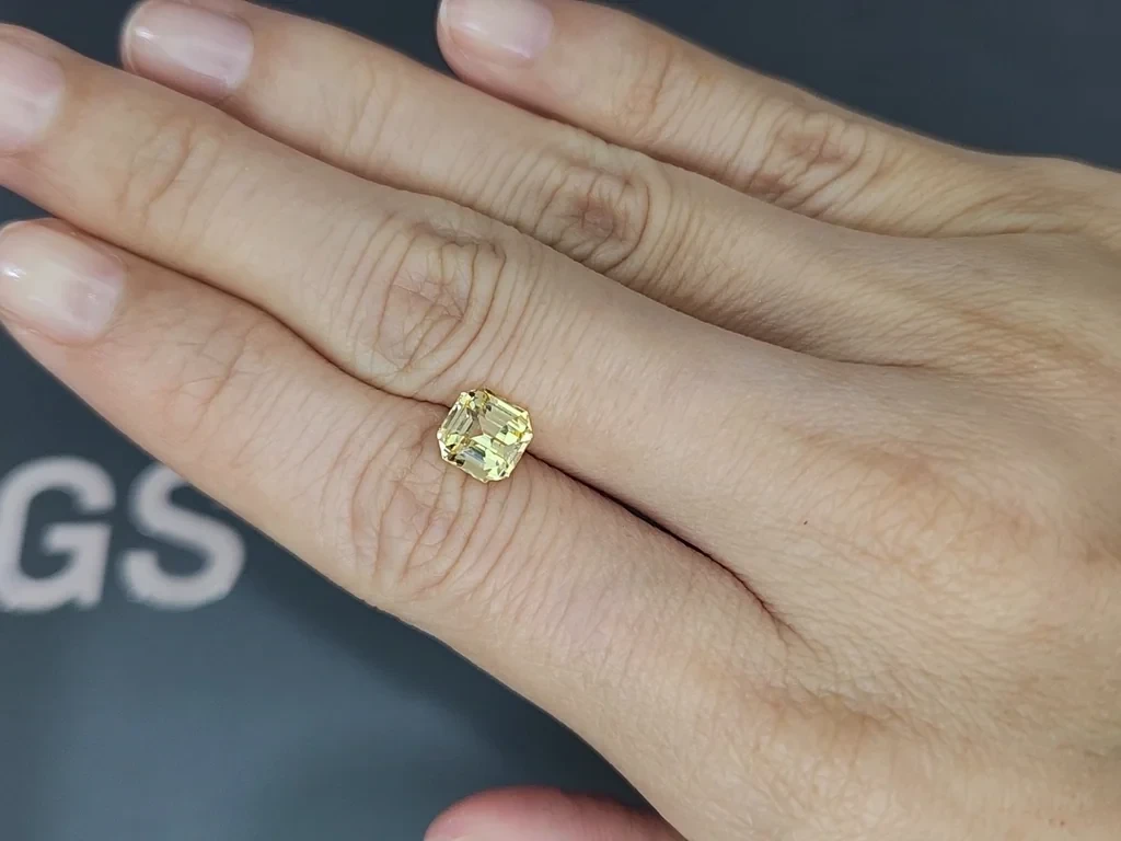 Негретый сапфир Vivid Yellow в огранке октагон 2,20 карат, Шри-Ланка Изображение №2