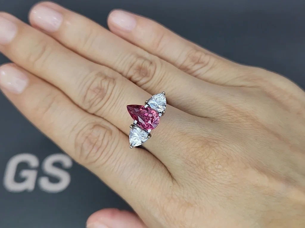 Негретый сапфир Падпараджа в огранке груша 3,04 карата, Мадагаскар Изображение №5