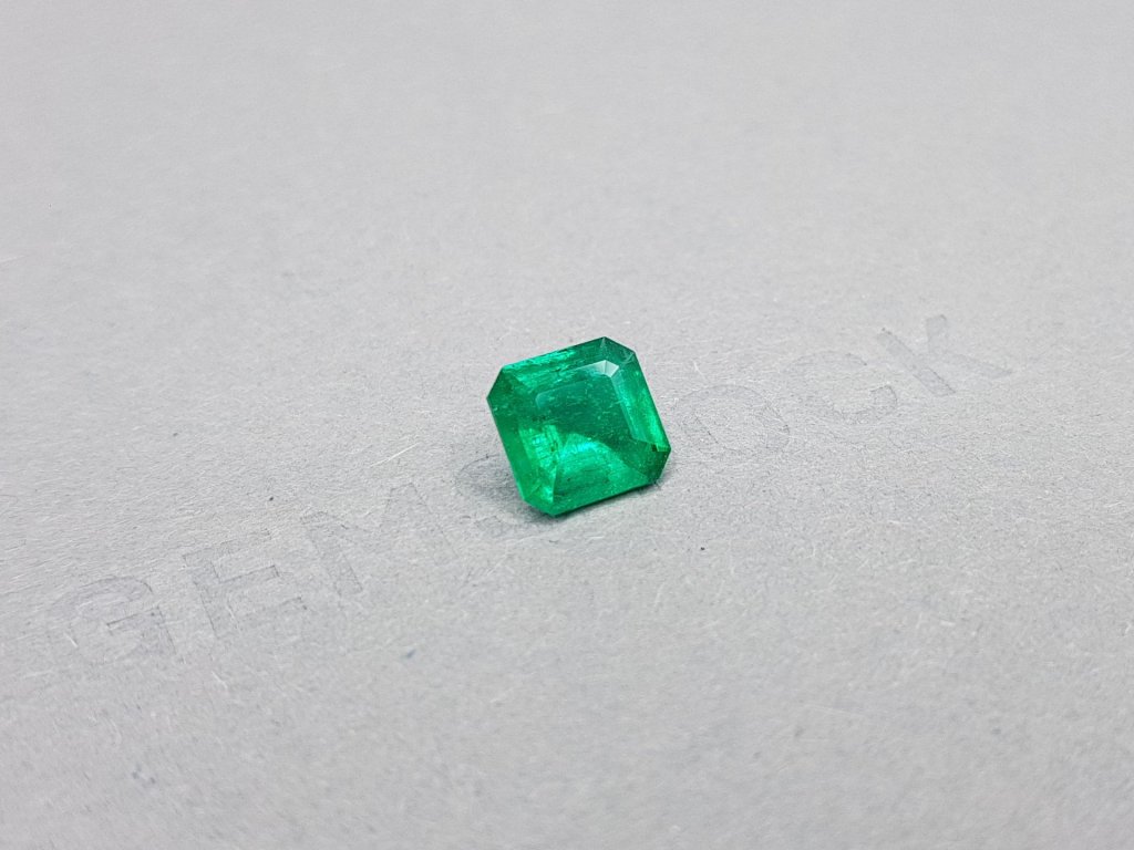 Кольцо с изумрудом цвета Muzo Green 1,85 карат и бриллиантами в белом золоте 750 пробы Изображение №5