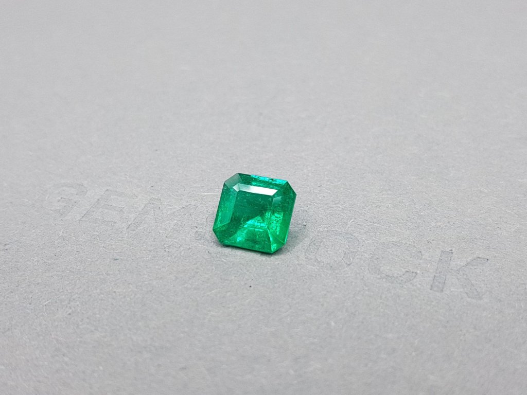 Кольцо с изумрудом цвета Muzo Green 1,85 карат и бриллиантами в белом золоте 750 пробы Изображение №6