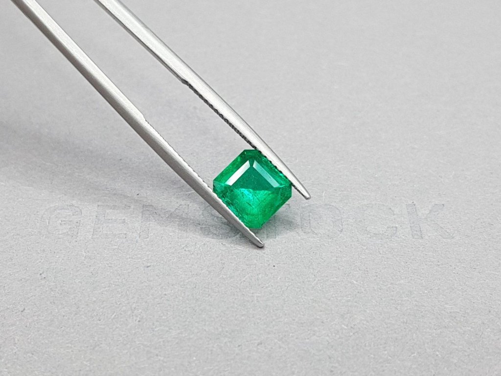Кольцо с изумрудом цвета Muzo Green 1,85 карат и бриллиантами в белом золоте 750 пробы Изображение №7