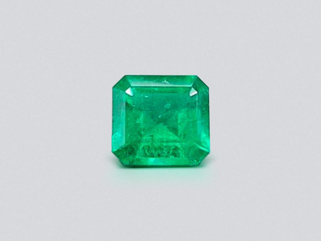 Кольцо с изумрудом цвета Muzo Green 1,85 карат и бриллиантами в белом золоте 750 пробы Изображение №4