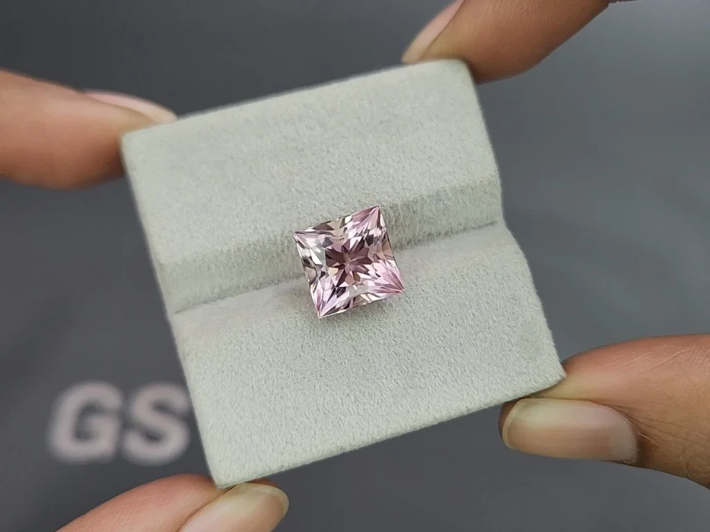 Нежно-розовый турмалин в огранке принцесса 5,50 карат, Африка Изображение №4