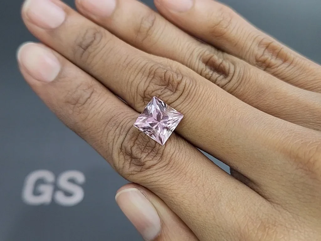 Нежно-розовый турмалин в огранке принцесса 5,50 карат, Африка Изображение №2