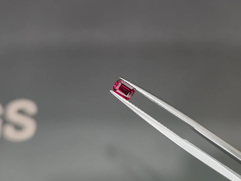 Негретый рубин Pigeon blood Red в огранке октагон 0,53 карат, Мозамбик Изображение №3