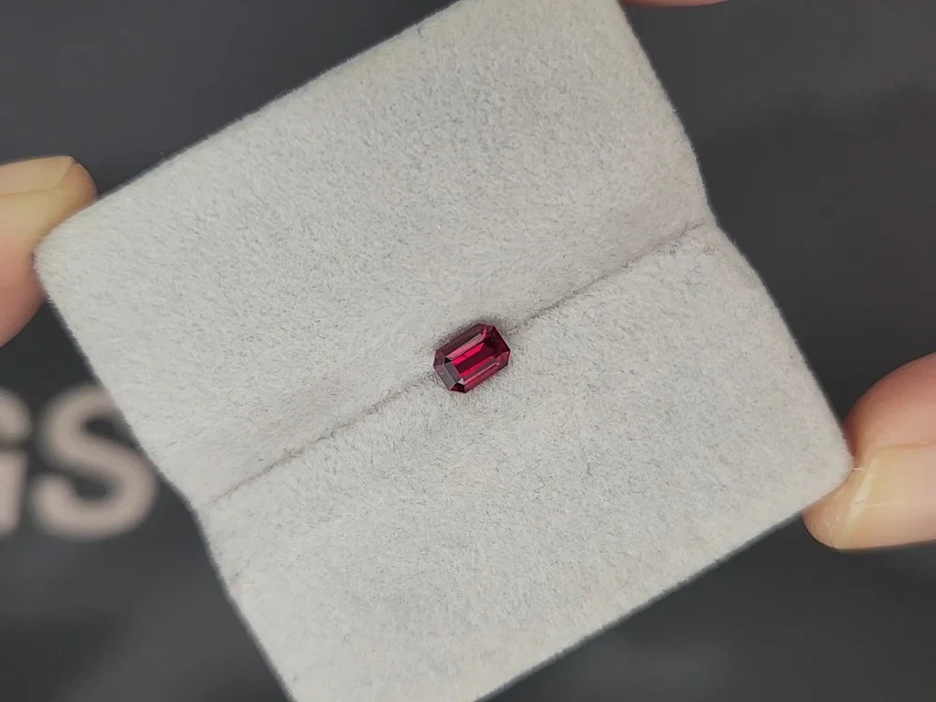 Негретый рубин Pigeon blood Red в огранке октагон 0,53 карат, Мозамбик Изображение №4