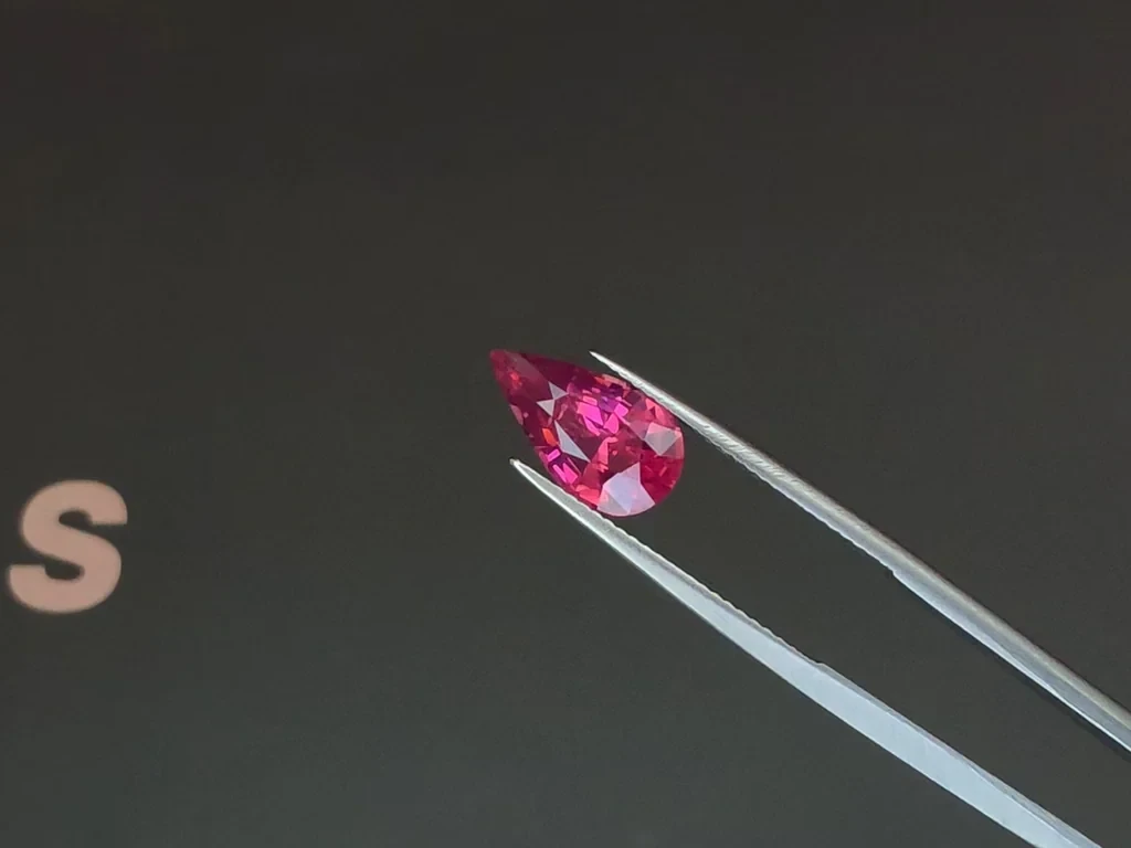 Шпинель Махенге Vibrant pink в огранке груша 3,15 карата, Танзания Изображение №3