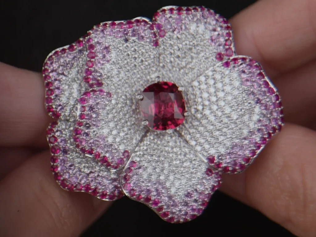 Лот №4. Кольцо с бирманской красной шпинелью 3.43 ct, сапфирами и бриллиантами в платине 900 пробы Изображение №3