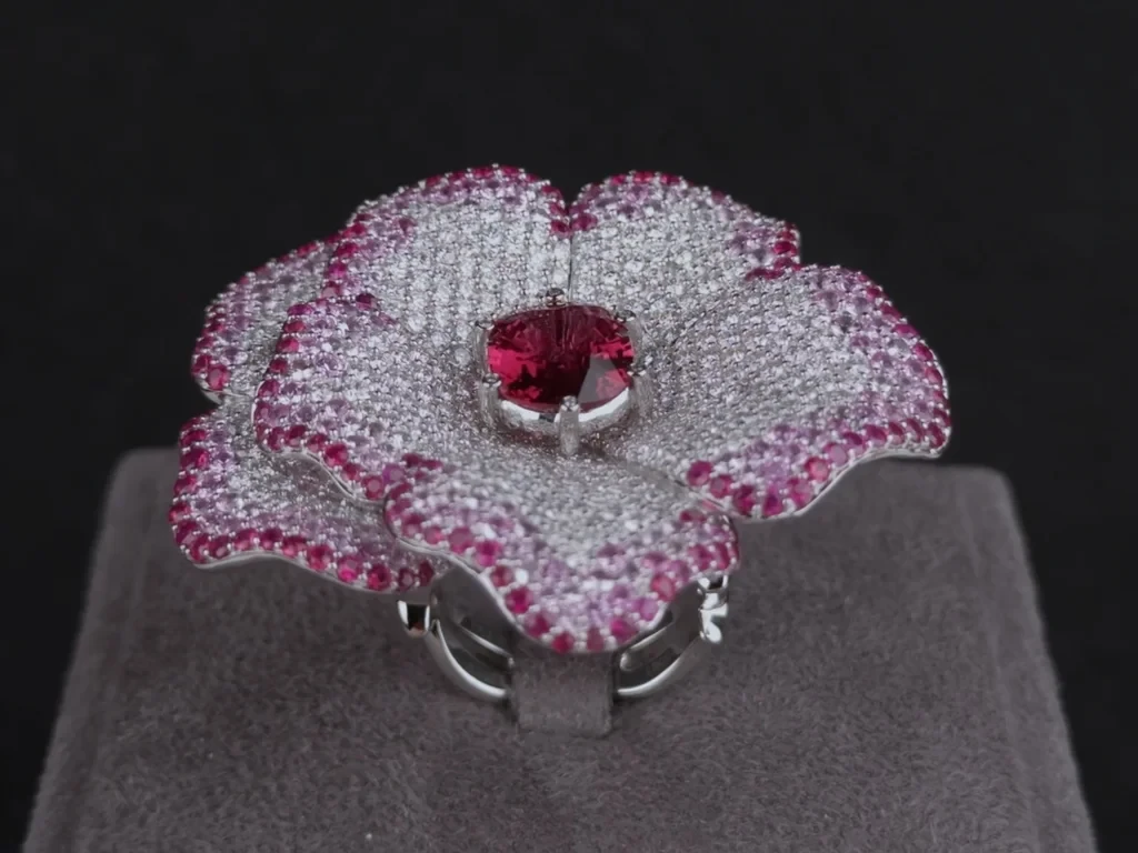 Лот №4. Кольцо с бирманской красной шпинелью 3.43 ct, сапфирами и бриллиантами в платине 900 пробы Изображение №2