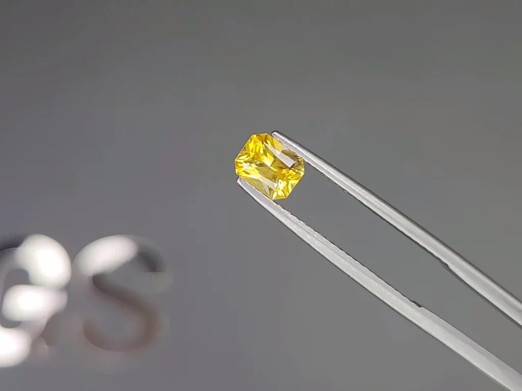 Желтый сапфир (Vivid Yellow) в огранке радиант 0,83 карата, Шри-Ланка Изображение №3