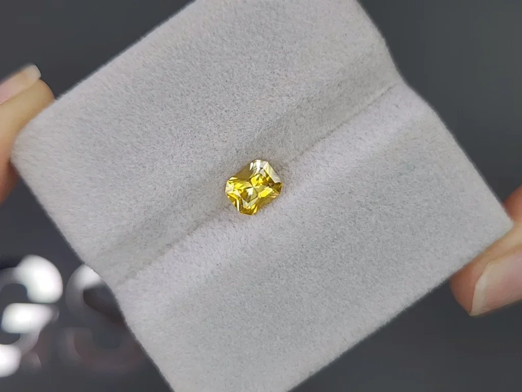 Желтый сапфир (Vivid Yellow) в огранке радиант 0,83 карата, Шри-Ланка Изображение №4