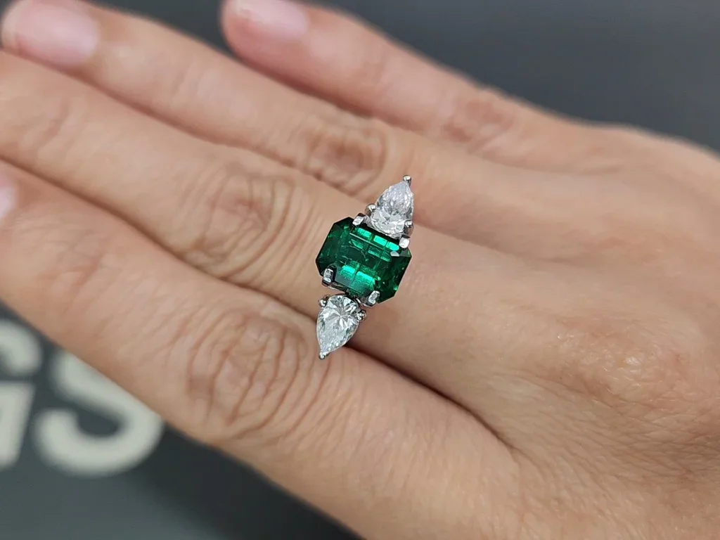 Изумруд Vivid Green в огранке октагон 1,86 карата, Пакистан Изображение №5