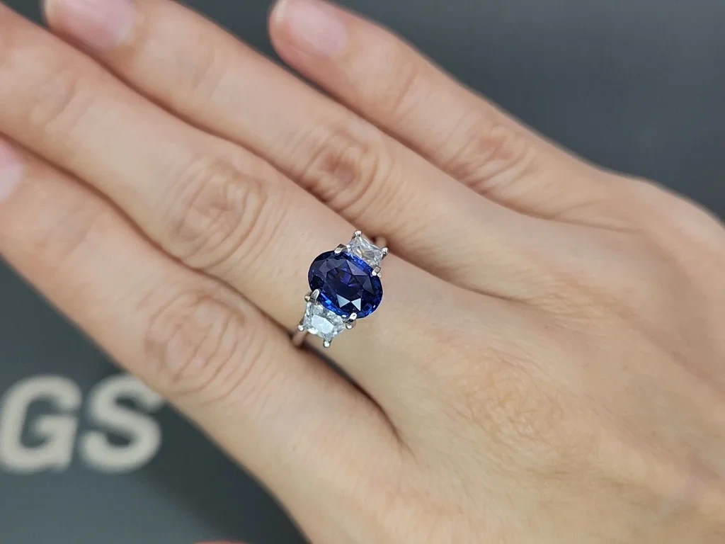Сапфир Royal Blue в огранке овал 2,02 карат, Шри-Ланка  Изображение №5