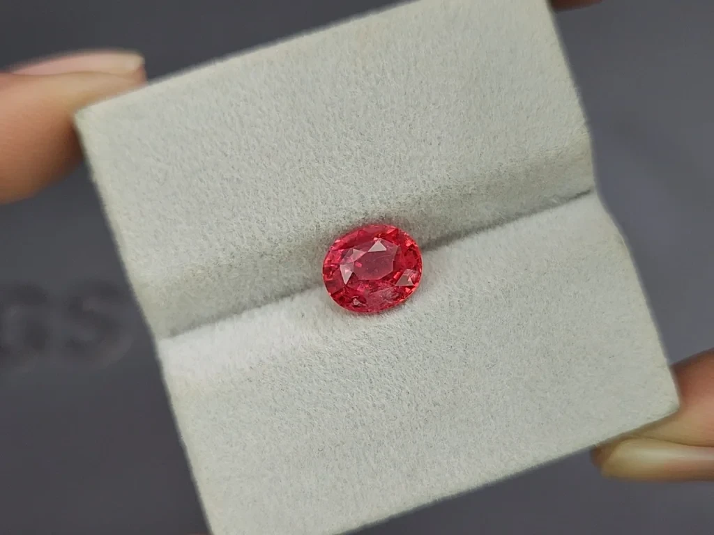 Красно-розовая шпинель в огранке овал 2,27 карат, Танзания Изображение №4