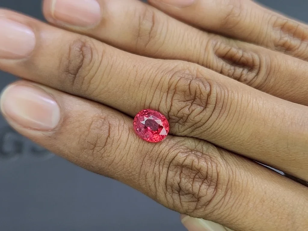 Красно-розовая шпинель в огранке овал 2,27 карат, Танзания Изображение №2