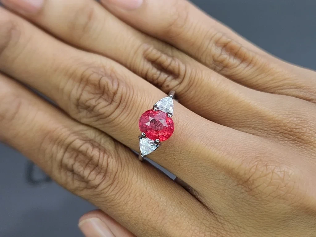 Красно-розовая шпинель в огранке овал 2,27 карат, Танзания Изображение №5