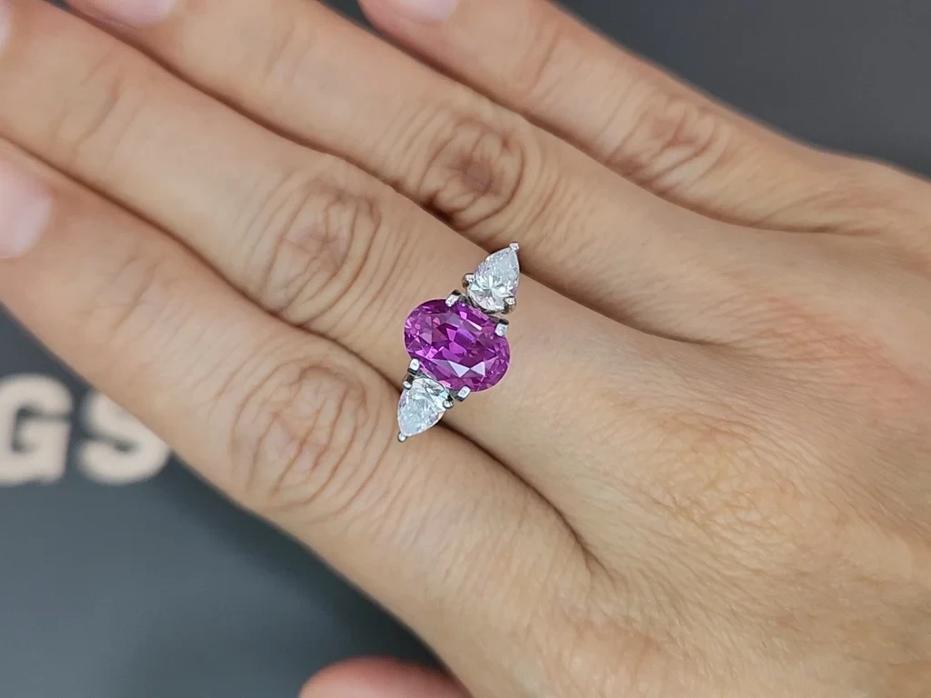 Сапфир Hot Pink в огранке овал 3,33 карат, Шри-Ланка Изображение №5