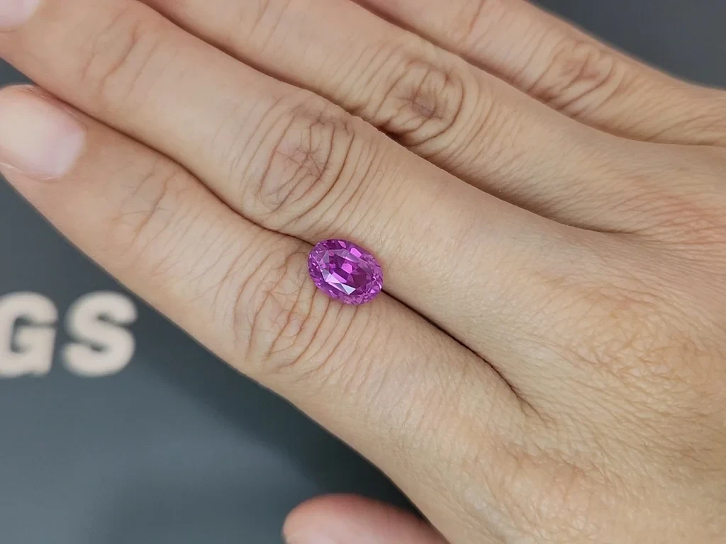 Сапфир Hot Pink в огранке овал 3,33 карат, Шри-Ланка Изображение №2