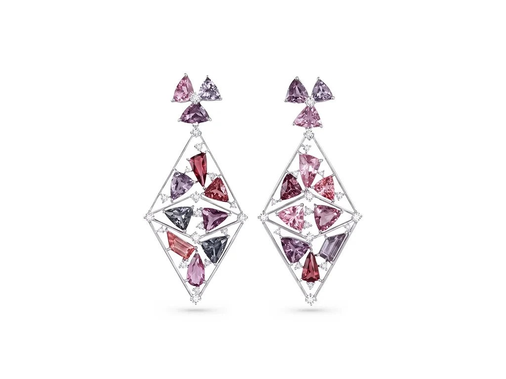 Лот №7. Серьги с бирманской шпинелью 20.28 ct и бриллиантами в платине 900 пробы Изображение №1
