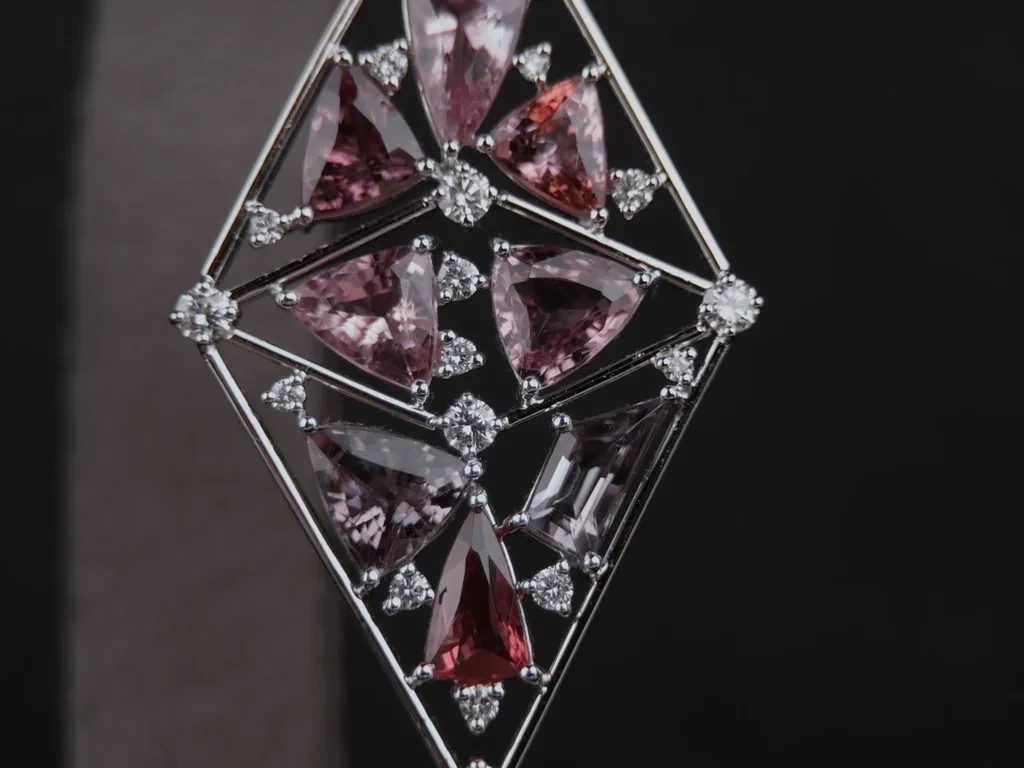 Лот №7. Серьги с бирманской шпинелью 20.28 ct и бриллиантами в платине 900 пробы Изображение №4