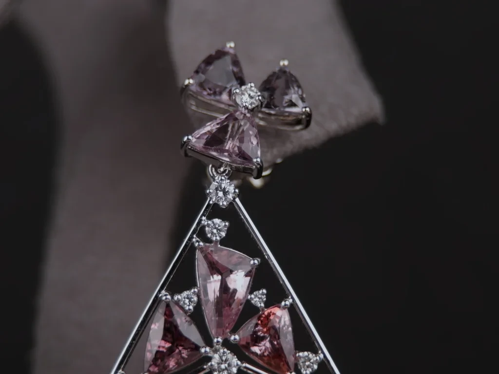 Лот №7. Серьги с бирманской шпинелью 20.28 ct и бриллиантами в платине 900 пробы Изображение №3
