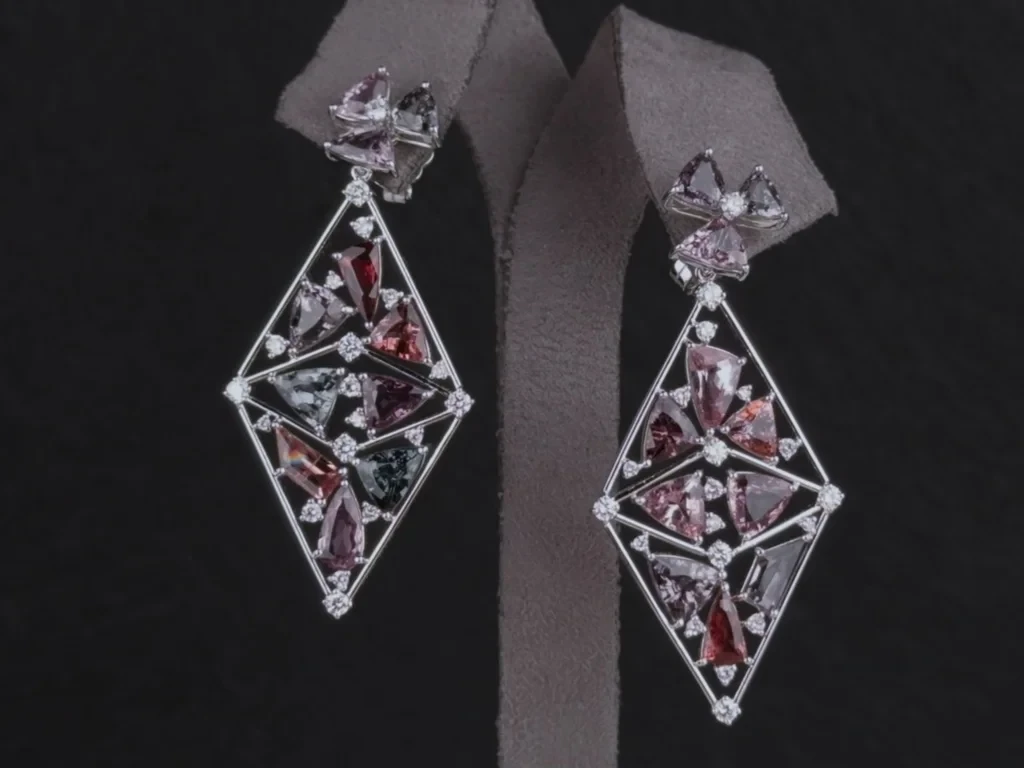 Лот №7. Серьги с бирманской шпинелью 20.28 ct и бриллиантами в платине 900 пробы Изображение №2