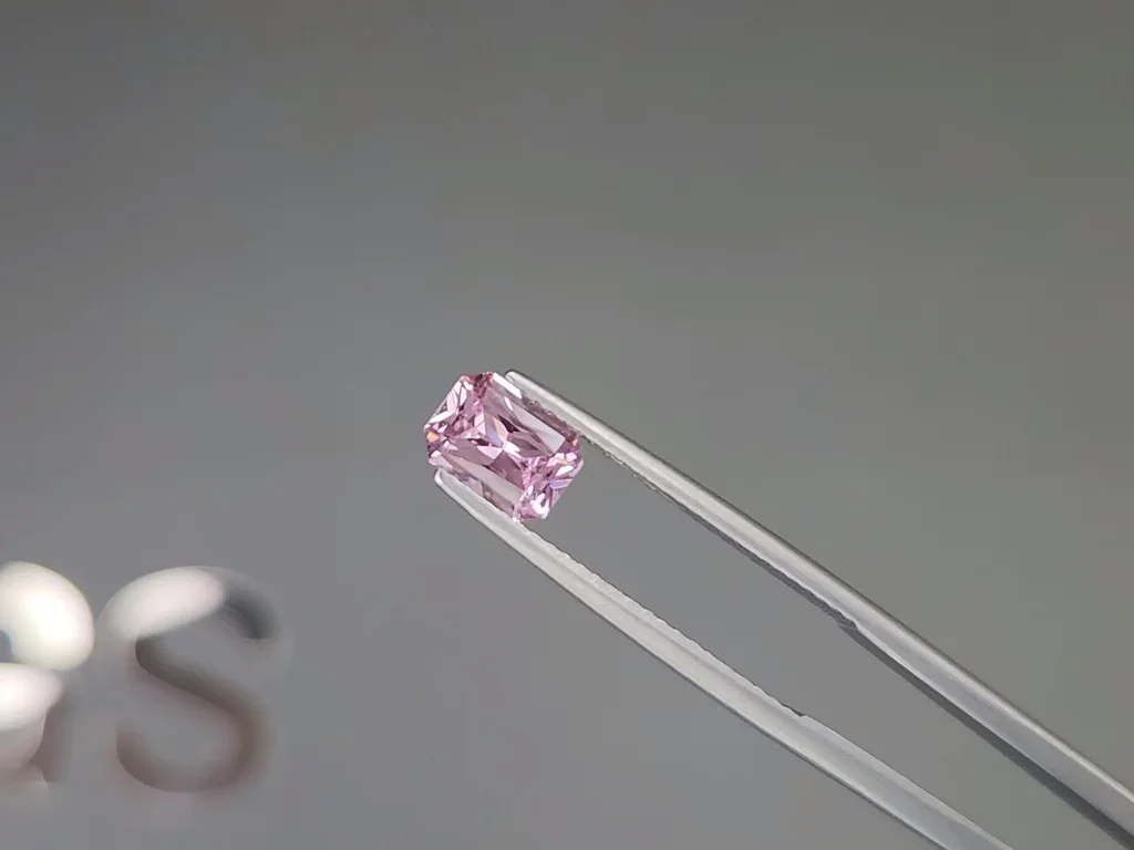 Необлагороженный розовый сапфир (Baby Pink) в огранке радиант 1,02 карата, Мадагаскар Изображение №3