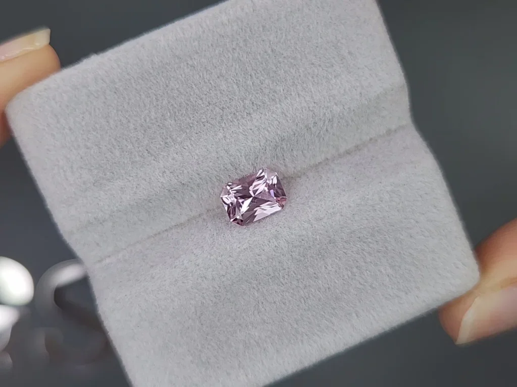 Необлагороженный розовый сапфир (Baby Pink) в огранке радиант 1,02 карата, Мадагаскар Изображение №4