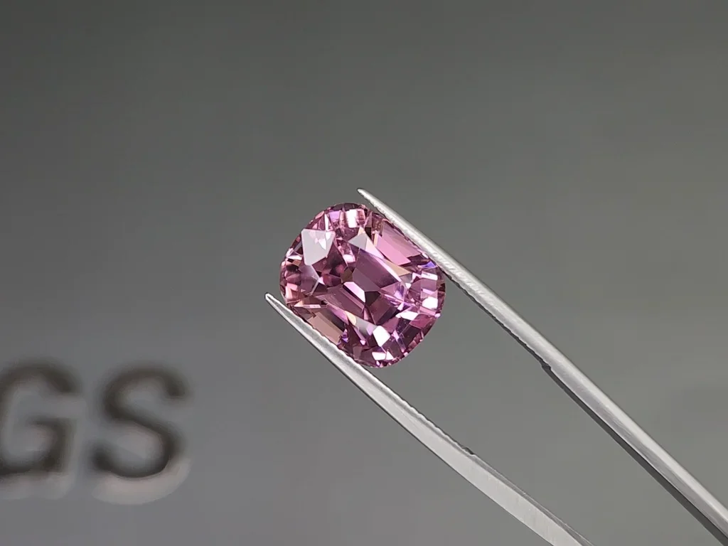 Негретый розовый турмалин цвета Baby Pink в огранке кушон 8,80 карата, Афганистан  Изображение №3