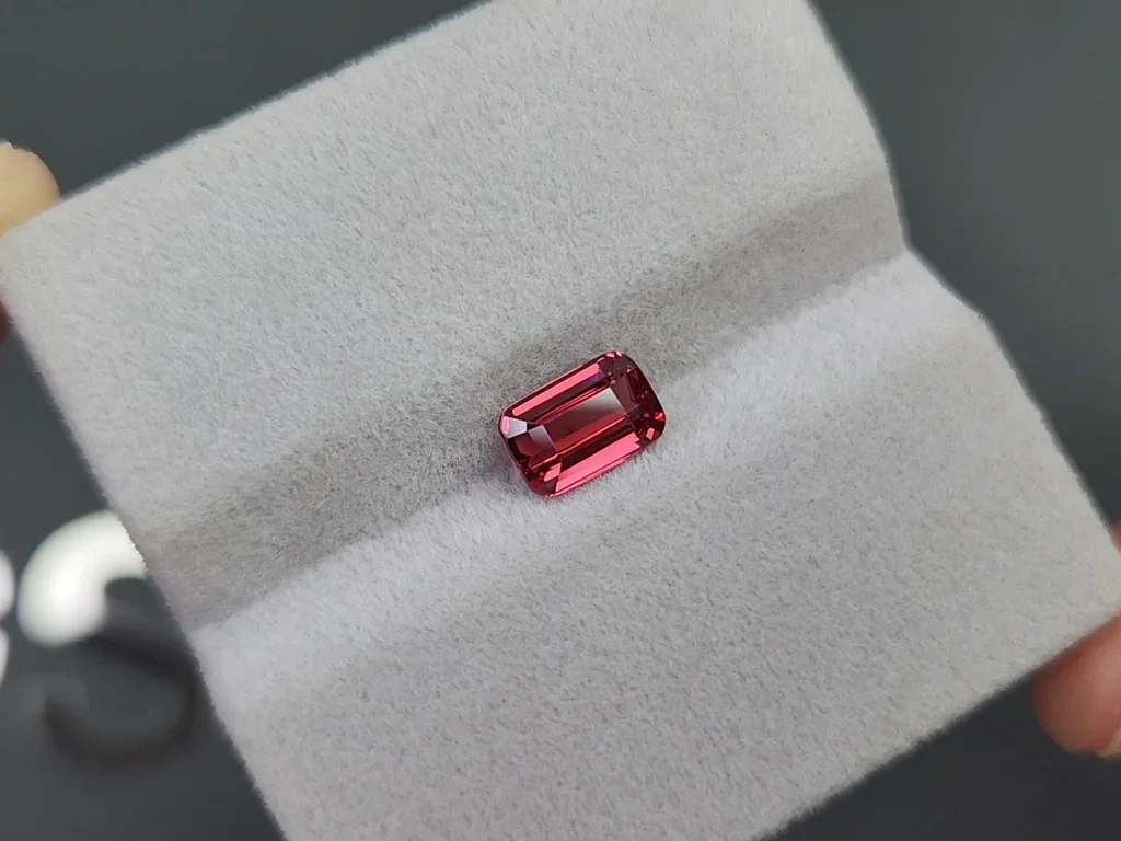 Насыщенная красная шпинель в огранке кушон 1,40 карата, Вьетнам  Изображение №4