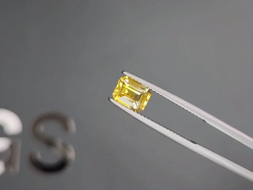 Сапфир цвета Vivid Yellow в огранке октагон 1,90 карата, Шри-Ланка Изображение №3