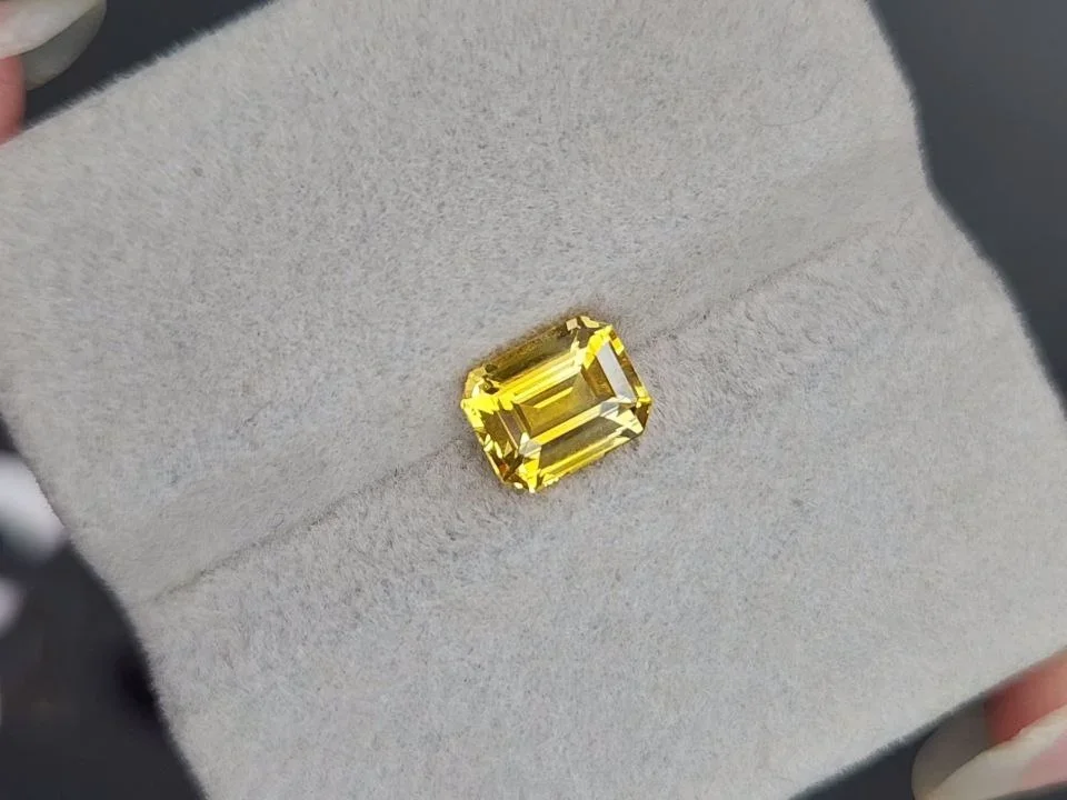 Сапфир цвета Vivid Yellow в огранке октагон 1,90 карата, Шри-Ланка Изображение №4