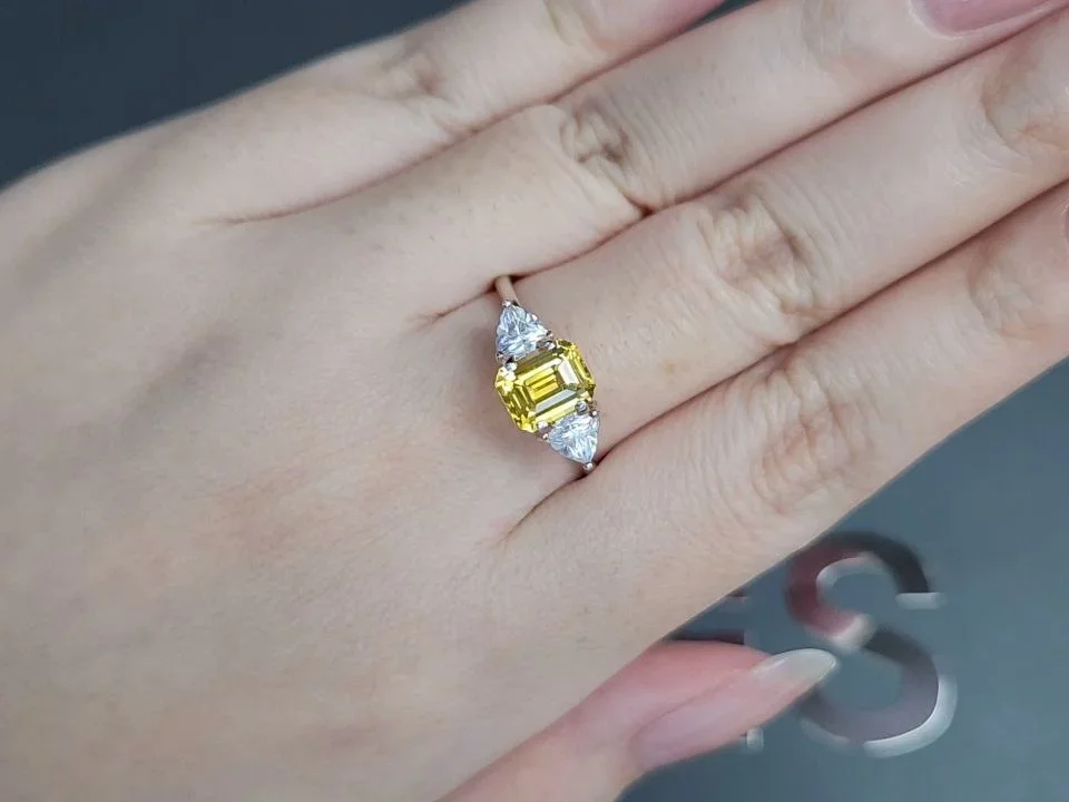 Сапфир цвета Vivid Yellow в огранке октагон 1,90 карата, Шри-Ланка Изображение №5