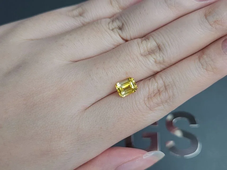Сапфир цвета Vivid Yellow в огранке октагон 1,90 карата, Шри-Ланка Изображение №2