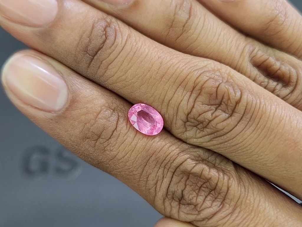 Ярко-розовая шпинель Махенге milky эффект в огранке овал 1,33 карат, Танзания   Изображение №2