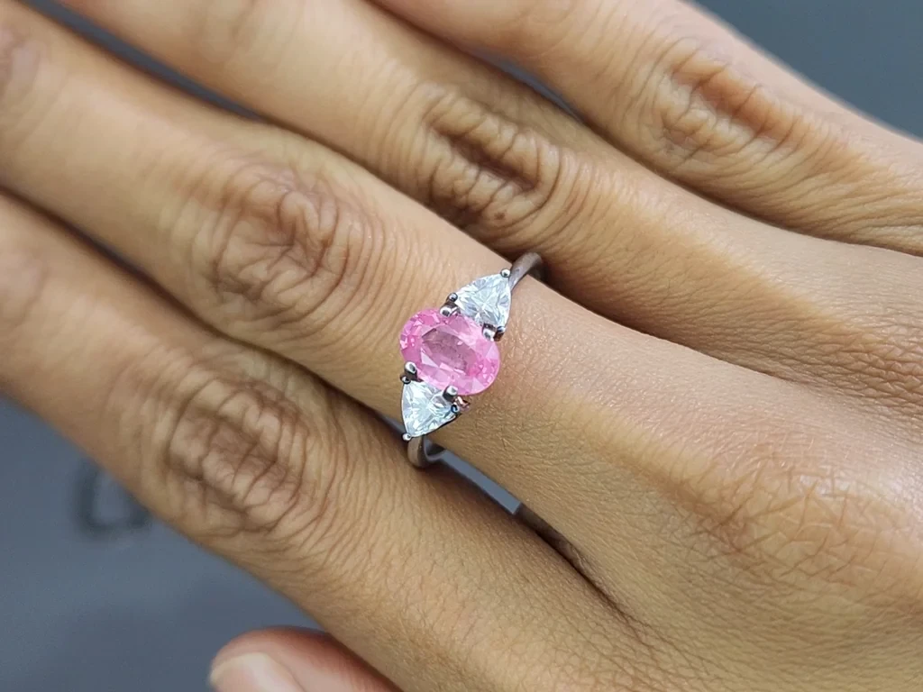 Ярко-розовая шпинель Махенге milky эффект в огранке овал 1,33 карат, Танзания   Изображение №5