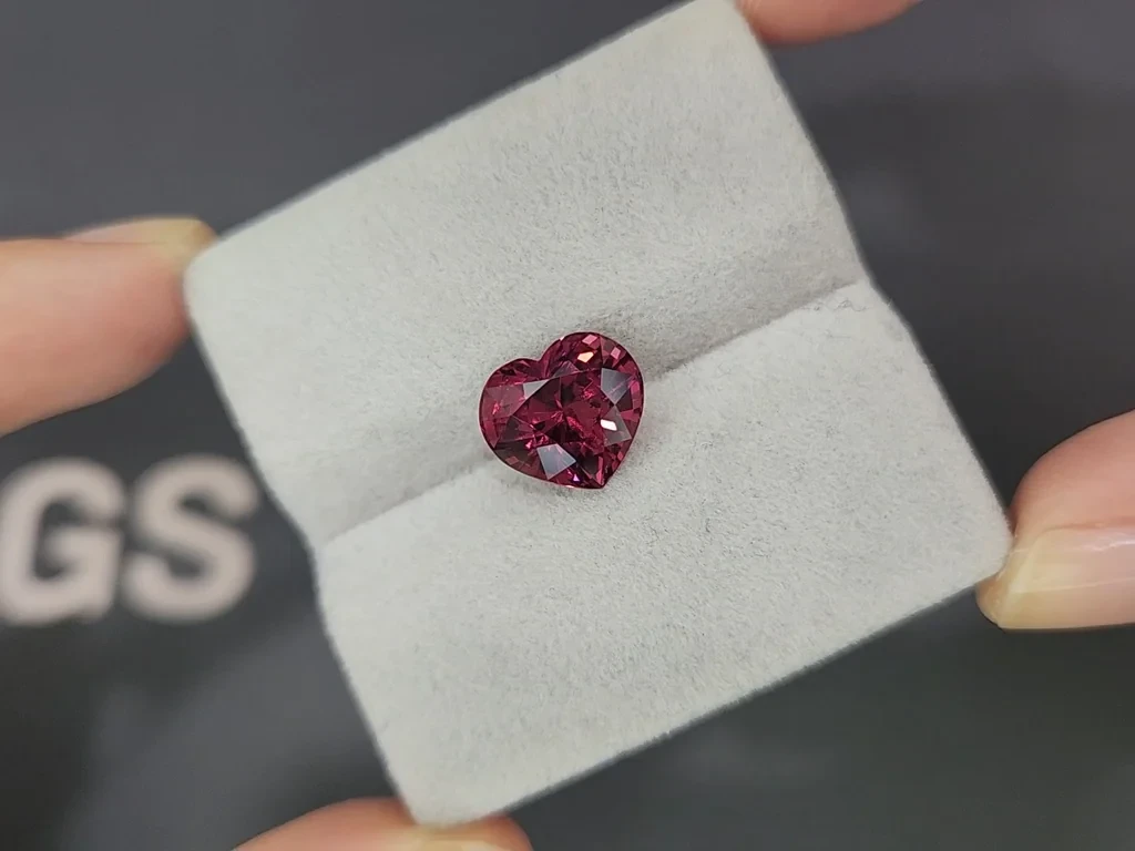 Гранат родолит Vivid Pink в огранке сердце 5,56 карат, Танзания Изображение №4
