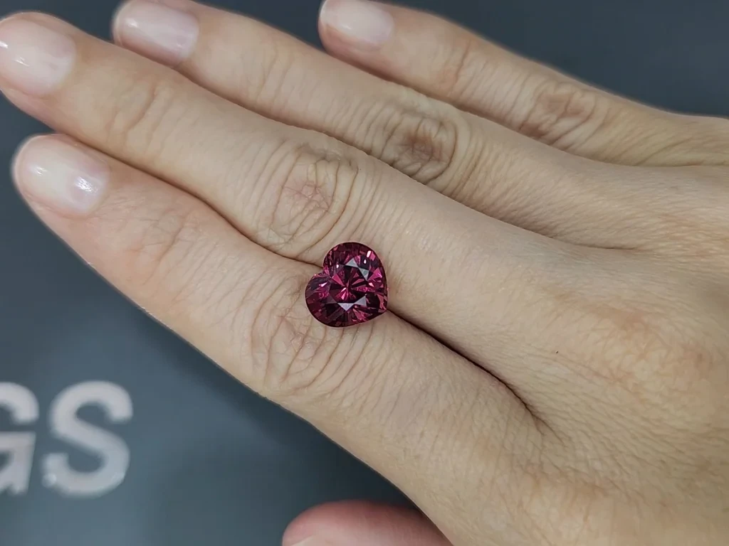 Гранат родолит Vivid Pink в огранке сердце 5,56 карат, Танзания Изображение №2