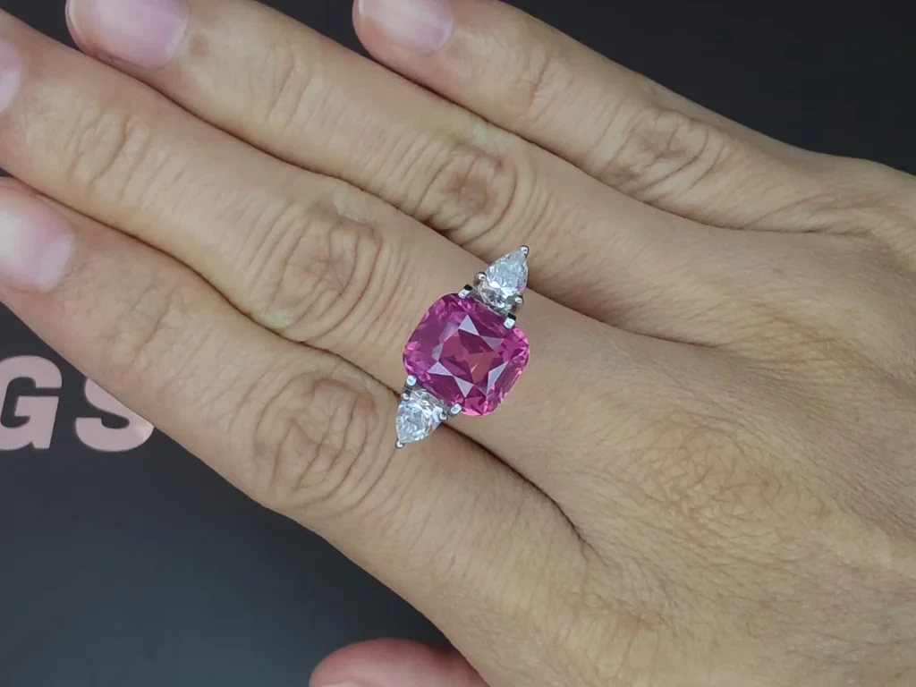 Шпинель Махенге Vibrant pink в огранке кушон 6,25 карата, Танзания Изображение №5