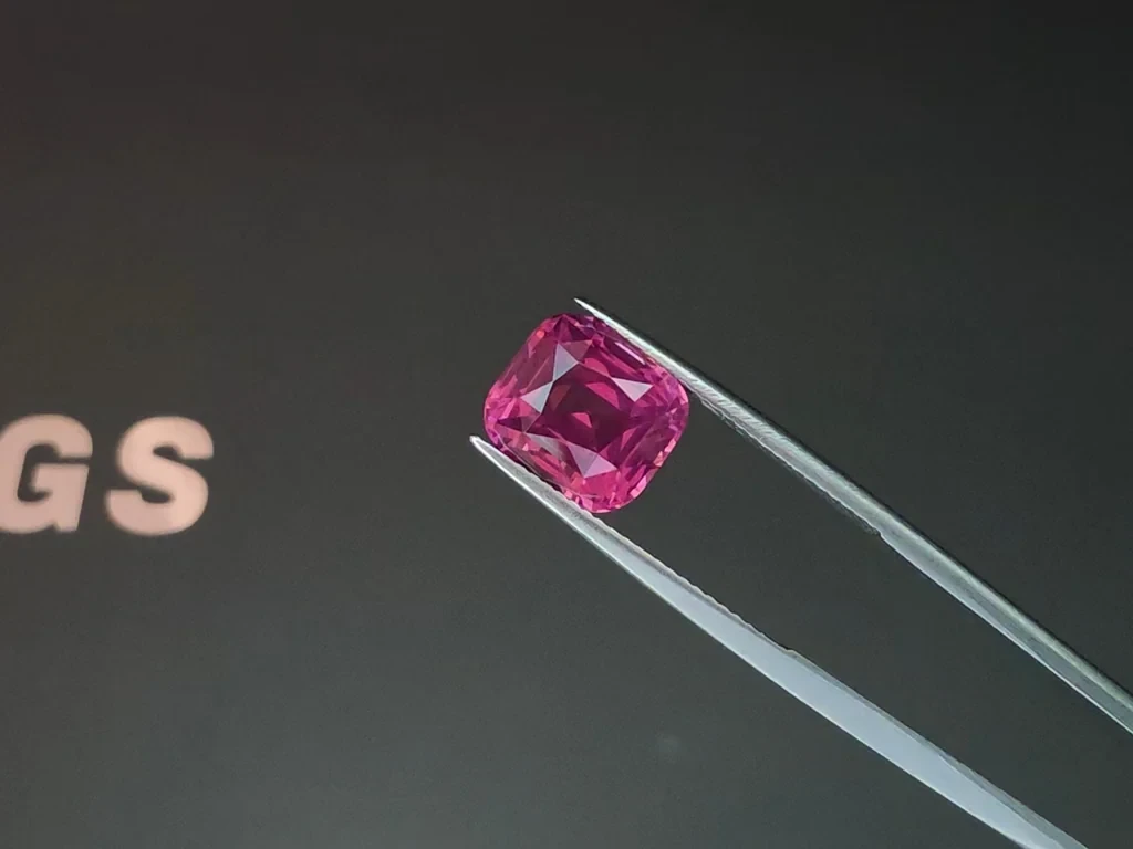 Шпинель Махенге Vibrant pink в огранке кушон 6,25 карата, Танзания Изображение №3