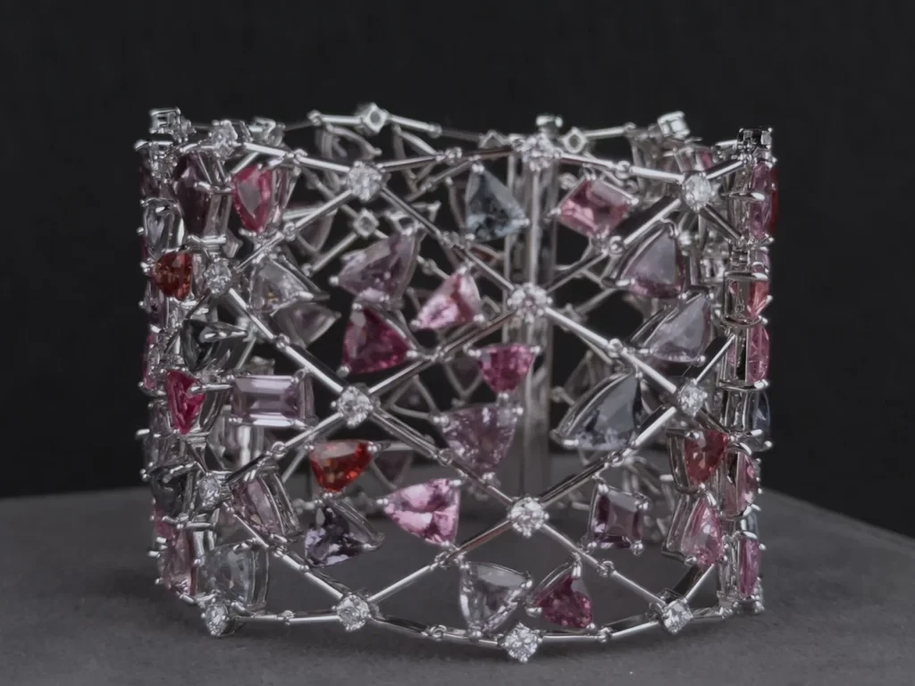 Лот №6. Браслет с бирманской шпинелью 74 ct и бриллиантами в платине 900 пробы Изображение №2