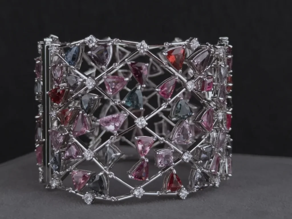 Лот №6. Браслет с бирманской шпинелью 74 ct и бриллиантами в платине 900 пробы Изображение №4