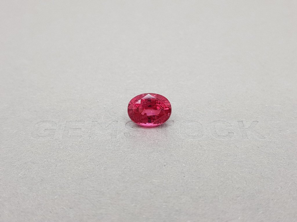 Красновато-розовая шпинель Махенге в огранке овал 3,39 карат Изображение №1
