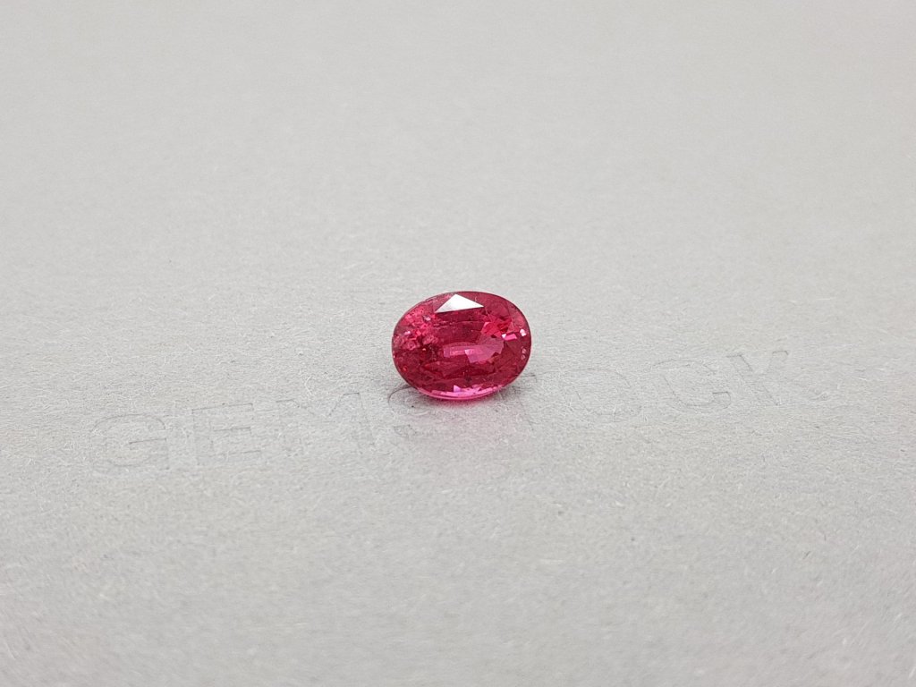 Красновато-розовая шпинель Махенге в огранке овал 3,39 карат Изображение №2