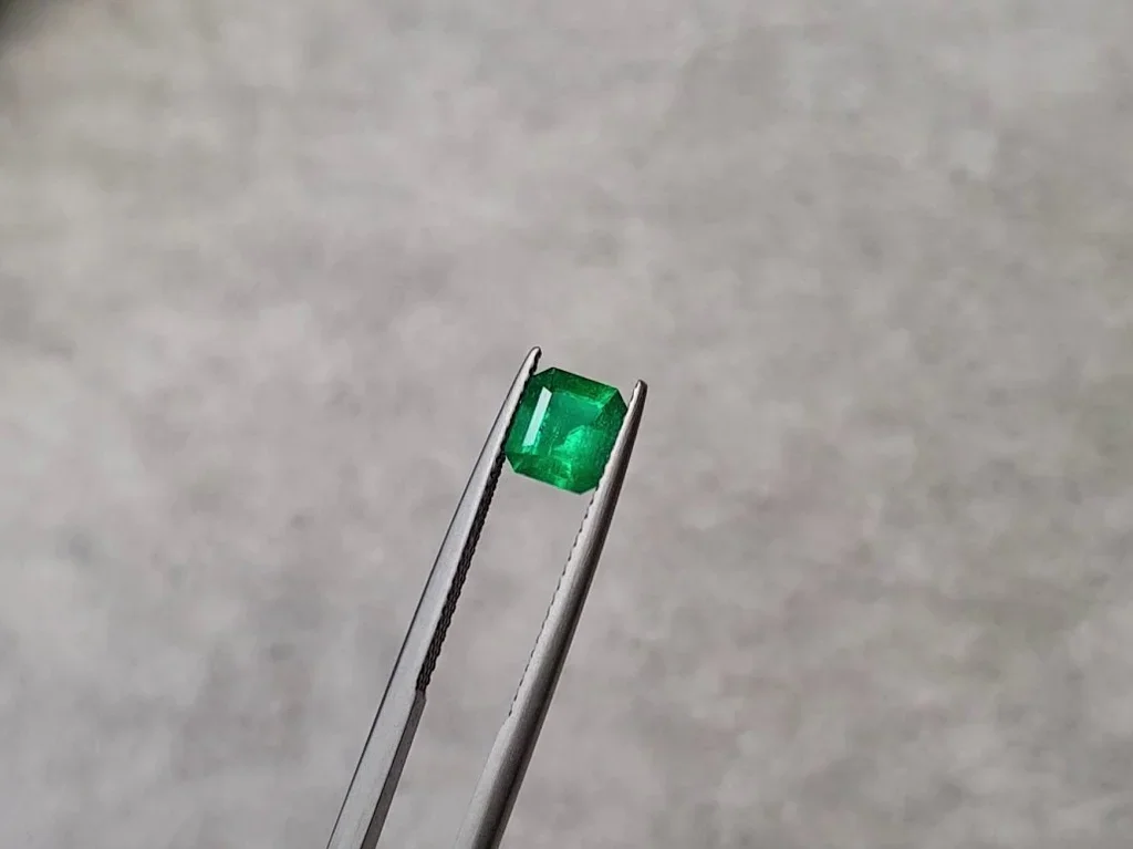 Колумбийский изумруд цвета Vivid Green 0,98 карат Изображение №3