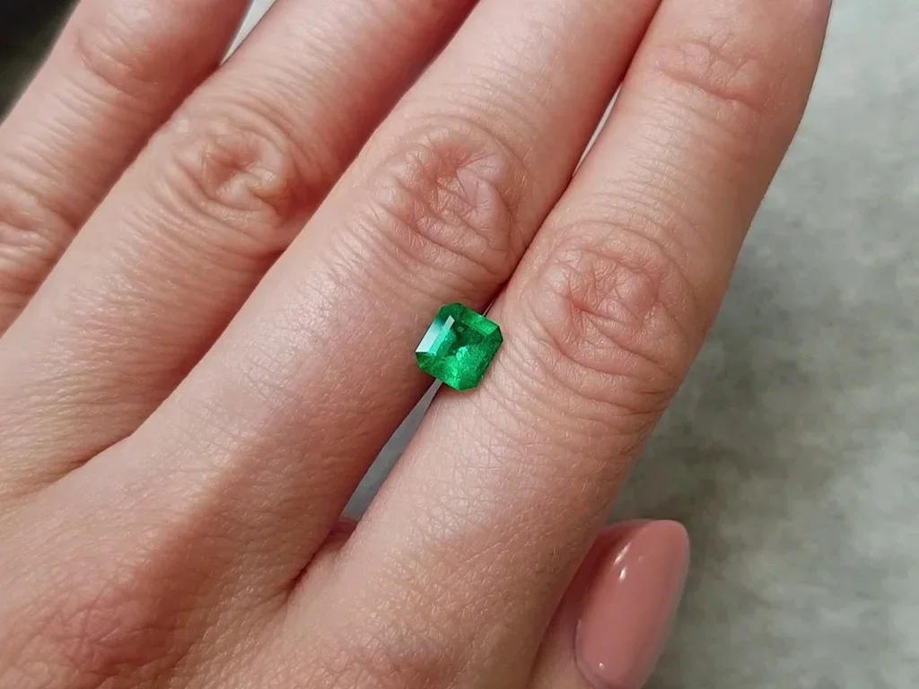 Колумбийский изумруд цвета Vivid Green 0,98 карат Изображение №2