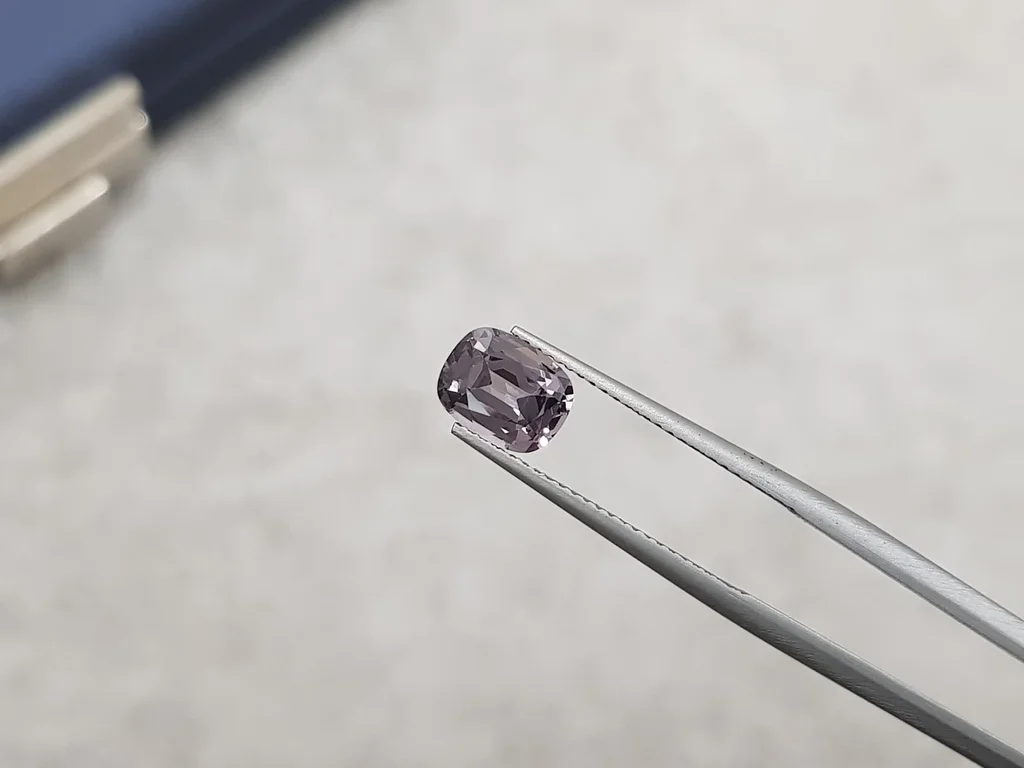 Серо-фиолетовая бирманская шпинель в огранке кушон 1,77 карат Изображение №2