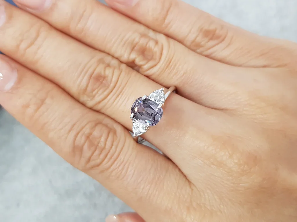 Серо-фиолетовая бирманская шпинель в огранке кушон 1,77 карат Изображение №3